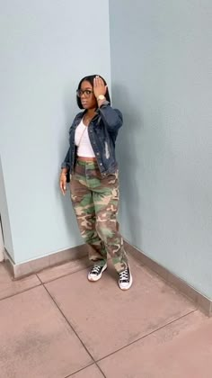 Army Fatigue Shorts Outfits For Black Women, Women Army Pants Outfit, Camo Pants And Converse Outfits, Army Fatigue Outfits For Black Women, Camo Pants Outfit Black Women Sneakers, Army Fatigue Cargo Pants Outfit, Fatigue Cargo Pants Outfit, Camoflauge Pants Outfits With Sneakers, Cargo Camo Shorts Outfits Women