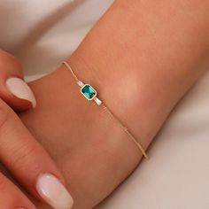 Formal Gold Bracelets With Emerald, Elegant Yellow Gold Bracelet With Emerald, Classic Gold Bracelets With Emerald, Fine Jewelry Emerald Gemstone Bracelet, Adjustable Emerald Gemstone Bracelet, Emerald Jewelry Necklace, Bracelets With Meaning, Solid Gold Bracelet, Diamond Necklace Designs