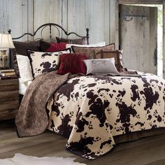 Elsa Cowhide Reversible Quilt Set Quilt Cowgirl Bedding, Western Bed, Western Bedding Sets, Rustic Bedding Sets, Western Bedding, Western Bedroom, King Quilt Sets, Cama King Size, Cowhide Print