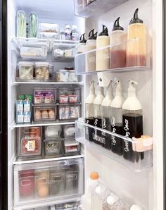 Discover 21 fridge organization ideas to transform your kitchen. Elevate your space with aesthetic, healthy, and simple storage solutions. Perfect for small apartments to French door designs, our tips ensure your fridge is not just a cold box but a dream of neatness. Embrace these practical ideas for a clutter-free, vibrant kitchen lifestyle. Small Refrigerator Organization, Dream Fridge, Vibrant Kitchen, Modern Pantry, Fridge Organisers, Side By Side Refrigerator, Small Fridges