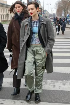 Best Street Style photos from Paris Fashion Week Spring 2023 Snap Paris, Street Style Spring 2023, Style Spring 2023, Fashion Week Spring 2023, Street Style Spring, Street Style Photos, Baggy Clothes, Street Style Outfits Men, Street Snap