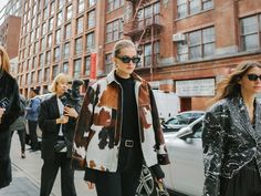 cow print vogue - Google Search Balenciaga Coat, Fashion Week Spring 2020, New York Fashion Week Street Style, Animal Print Outfits, Self Portrait Dress, Street Style Trends, Printed Midi Skirt, Animal Print Dresses, Fashion Week Street Style