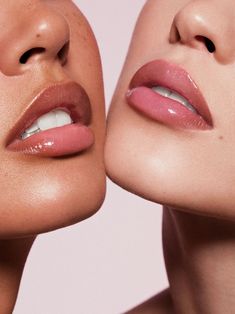 Kylie Cosmetics Lipgloss, Lip Gloss Model Photography, Gloss Photoshoot, Cosmetics Photography Ideas, Kylie Jenner Lipgloss, Editorial Lips, Lip Photoshoot, Lip Gloss Looks, Cosmetic Photoshoot