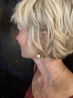 a beautiful short textued hairdo! Angled Hair, Short Sassy Haircuts, Medium Hair Styles For Women, Hairdos For Short Hair, Bob Hairstyles For Fine Hair