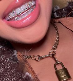 Tooth gems, women teeth jewelrey, vintage louis lock chain Basic Tooth Gem Ideas, Grills For Women Teeth, Tooth Gems Bottom Teeth, Grillz For Females, Teeth Gems