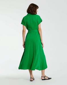 Rehaussez votre garde-robe avec notre robe mi-longue à manches courtes et col en crêpe, dotée d'une ceinture définissant la taille, de coutures subtiles et d'une silhouette trapèze flatteuse qui accentue sans effort vos courbes. Dotée de poches cachées, cette robe offre à la fois style et facilité, parfaite pour toutes les occasions. Associez-la à des sandales habillées ou à des talons aiguilles pour un look raffiné.



 Mac Duggal


 Tissu crêpe (100% polyester)


 Entièrement doublé


 Encolur Chic V-neck Dress With Belt Detail, V-neck Belted Midi Dress For Office, Solid Color Belted V-neck Midi Dress, Fitted V-neck Belted Dress For Daywear, Belted Midi Dress With V-neck, Spring A-line Dress With Belt, V-neck Belted Dress For Work, Summer Belted Dress With Fitted Waist, V-neck Belted Dress For Office