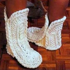 INSTANT DOWNLOAD PDF CROCHET PATTERN for Aran Slipper Boots This vintage 1970s US crochet pattern for aran style slippers has been digitally cleaned and enlarged for ease of use Lovely cozy slipper socks crocheted in a classic aran design Keep your feet warm apres-ski or just watching TV!  Would make a great Christmas gift! Instructions for US sizes 4-5, 6-7 and 8-9 Small Medium and Large.  DK (Double Knitting) or Worsted  weight yarn and size G or  4.00mm crochet hook required. Full assembly de Crocheted Socks, Crochet Slipper Boots, Knit Headbands, Crocheted Slippers, Crochet Socks Pattern, Crochet Slipper Pattern, Crochet Boots, Boots Patterns, Vintage Crochet Pattern