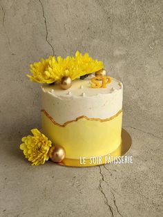 Yellow tones being highlighted with this faultline cake. This one just happened to have yellow on the inside too! In frame- Fresh Mango, half kg