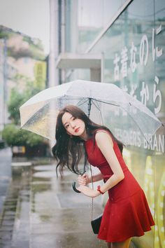 Umbrella Photoshoot, Tiktok School, Umbrella Photography, Woman Casual, Korean Fashion Trends, Ulzzang Fashion, Korean Model, A Rainy Day, Womens Fashion For Work