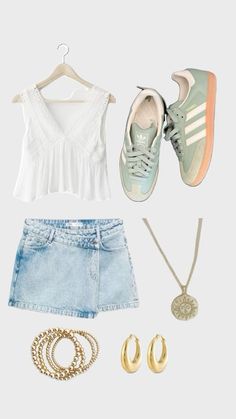 Europe Mom Outfits, Meet The Greeks Outfit, East Coast Summer Aesthetic Outfit, Cute Thrifted Outfit Ideas, Summer Outfits Rich, Cute Casual Brunch Outfits, Summer Coffee Shop Outfit, Attending Graduation Outfit Ideas, Aspen Summer Outfits