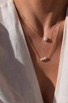 Collier avec trois mini perles de culture blanches.• Finition ultra résistante en or laminé (14k gold filled)• Longueur du collier : 52 cm (non réglable)• Vraies perles naturelles blanches• Collier water resistant : gardez-le sous la douche et dans la mer !• Bijou livré dans sa boite écrin