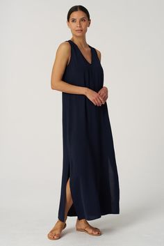 Our best-selling maxi dress is a warm weather staple. From weekend brunch to beach weddings, you'll wear this flowing style everywhere this season. ✓ All-Day Comfort ✓ Travel Friendly ✓ Day to Night ✓ Machine Washable DETAILS V-neckline Flattering, shoulder-enhancing armholes Bra-friendly design Body-skimming shape Long side slits for ease movement and elongating look Long maxi length, designed for easy alterations Breathable, wrinkle-resistant airflow fabric FIT Regular fit True to size Model i Santorini Dress, Weekend Brunch, Instagram Outfits, Outerwear Outfit, Capri Blue, Beach Weddings, Friendly Design, Coral Blue, Summer Staples