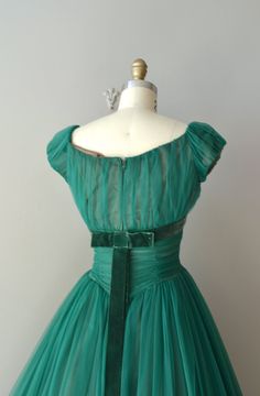 The dress is set off by a darker teal velvet ribbon around the bodice and trailing down the black of the skirt, fitted waist and full multi-layered skirt. metal back zipper. 1950s Dresses Vintage, Vintage 50s Dress, Paradise Dress, Chiffon Party Dress, Teal Velvet, Vintage Dresses 50s, Most Beautiful Dresses, Vestidos Vintage, 50s Dresses