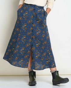 The 90s meet the now with a midi skirt that’s got it all. Button-front styling is elevated by a flattering drape that hugs the hips and fills out at the knees, with an encased elastic back waistband to ensure you can move as free as you live. Floral Midi Skirt Outfit, Fall Midi Skirt, Skirt Lengths, Autumn Cottagecore, Midi Skirt Fall, Fall Business, Midi Skirt Casual, Business Casual Fall, Fancy Clothes