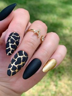 Black Nails Gold, Gold Press On Nails, Nails Model, New Years Eve Nails, Middle Fingers, Gold Nail Designs, Matte Black Nails, Nails Gold, Medium Almond