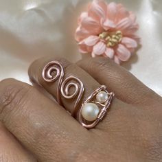 "This Rose Gold Wire Wrapped Ring is a unique an perfect gift, made with  4mm pearl and wrapped in non tarnish rose gold wire. Can be adjustable and is a perfect choice for an everyday outfit or any special occasion. Surprise your wife, girlfriend, best friend, bridesmaid or even yourself with this beautiful ring and make them feel how special they are for you.  All of the pieces of jewelry are handmade by myself and if you choose one of them you will feel the joy and the love that I have left i Rose Gold Pearl Ring, Gold Wire Ring, Diy Wire Jewelry Rings, Gold Wrap Ring, Wire Jewelry Rings, Wire Jewelery, Ring Rosegold, Ring Pearl, Gold Pearl Ring