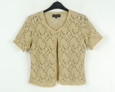 Vintage JACQUELINE DE YOUNG Women M Floral Lace Cardigan Open Blouse Top Transparent Boho Romantic For romantic boho summer look! Colour: Beige. Condition: Good vintage condition. Material: 56,5% Polyester, 43,5% Nylon. Size: M. (Please be careful relying on the size, best to compare these measurements with a piece of clothing that you already own.) Weight: 115 g. SKU: RV07 016 /eb/et/as/sew Bust (from armpit to armpit): 23,5" or 60 cm. Shoulders: 17" or 43 cm. Length (from bottom of collar to b Elegant Summer Beige Cardigan, Elegant Beige Summer Cardigan, Vintage Summer Cardigan For Layering, Beige Short Sleeve Cardigan For Spring, Fitted Beige Cardigan With Short Sleeves, Haut Transparent, Open Blouse, Romantic Boho, Lace Cardigan