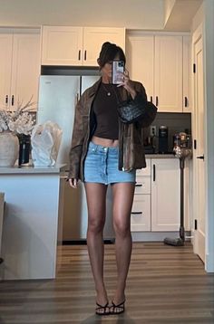 The Maria’s Concert Outfit, Jorts Outfit Women’s 90s, Wardrobe Reset, Brunette Fashion, Haircut Selfie, Photo Hijab, Ny Outfits, 2024 Outfits, Cute Hairstyle