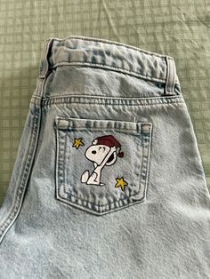 Fancy Outfits School, Snoopy Senior Parking Spot, Snoopy Graduation Cap, How To Paint Jeans, Senior Pants Ideas 2025, Snoopy Jeans, Senior Jeans Painted 2025, Converse Designs Ideas, Senior Homecoming Jeans