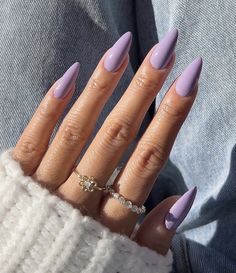 Nails Inspo Lavender, Nail Art 2025 Trends, Summer Nails Purple Lavender, Lila Nails Lavender, Nail Spring 2024, Summer Nails Lavender, Lavender Nails With Design, Lavender Nail Ideas, Nail Art Viola