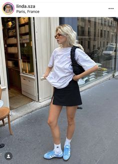 Linda Sza, Looks Adidas, Oversize Tshirt Outfits, Adidas Samba Outfit, Black Skirt Outfits, Samba Outfit, London Summer, Skandinavian Fashion, Miniskirt Outfits