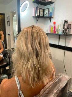 blonde bob hair inspo beach waves Beach Curls Short Hair, Blond Beach Waves, Beachy Waves Medium Length, Beach Wave Bob, Beach Waves Short Hair, Blonde Bob Hair, Beach Waves For Short Hair, Short Hair Waves, Beach Curls