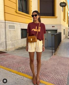 Yellow Shorts Outfit, Striped Shorts Outfit, Singapore Outfit, Outfits With Striped Shirts, Style Désinvolte Chic, Style Parisienne, European Summer Outfits, Summer Shorts Outfits, Street Style Summer