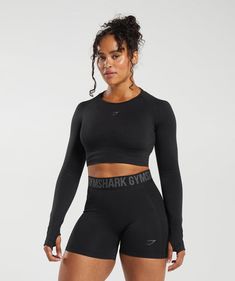 FLEXPRESS YOURSELF 
 Gemacht mit sowohl nahtlosem als auch schweißableitendem Material, passt sich das Flex Long Sleeve Crop Top jeder deiner Bewegungen an. Stelle dir deinen Look ganz einfach zusammen: Das kurze Oberteil bietet die perfekte Basis mit schmeichelnder Form, Cut-Out und Statement-Logo. 
 - Gekürzte Länge 
- Rundhalsausschnitt
- Lange Ärmel
- Löcher für Daumen
- Cut-Out am Rücken
- Nahtlose Konturierung des Körpers
- Schweißableitende Eigenschaften
- Heißsiegel Gymshark Branding vor Workout Outfits Gymshark, Gymshark Outfit Women, Workout Wishlist, Track Clothes, Gymshark Outfit, Plus Size Workout Clothes, Athletic Dresses, Gym Crop Top, Winter Arc