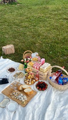 A set up of our picnic Aesthetic Picnic Setup, Cute Picnic Setup Ideas, Picnic Macarons, Macaron Instagram, 14th Birthday Aesthetic, Picnic Set Up Ideas, Picnic Set Up, Picnic Setup Ideas, Birthday Beach Picnic