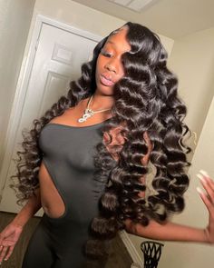 Made with 100% virgin human hair. This real human hair lace frontal wig can be dyed and style, so you can use the flat iron for a sleek look or roll it up for a curly or wavy look to effortlessly enjoy a new hair vibe, or dye different colors. Lightly Plucked Hairline, Create a natural hairline look easy. Make your install work easier. To secure the wig on your head solidly even without applying any glue, we offered an updated removable& adjustable elastic band at the back as well#wig #wigstyle Loose Curls Hairstyles, Loose Deep Wave, Bouncy Hair, Loose Waves Hair, Quick Weave Hairstyles, Pretty Hair Color, Front Lace Wigs Human Hair, Frontal Wig, Wand Curls