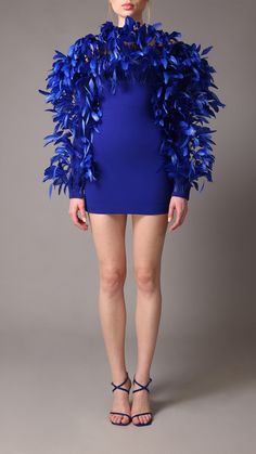 Mini dress covered with feathers Jean-Louis Sabaji Mini Dress With Feathers, Blue Feather Dress, Jean Louis Sabaji, Dress Upcycle, Marchesa Couture, Dress With Feathers, Feather Fashion, Blue Feathers, Blue Feather