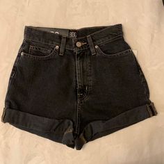 Brand New With Tags! How To Style Black Jean Shorts, Tank Top Over Shirt, Hale Pack, Skz Outfits, Goth Shorts, Jean Shorts Black, Distressed High Waisted Shorts, Oc Board, Fancy Fits