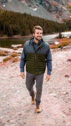 Discover the perfect men hiking outfit for your next adventure with our expert tips on style, comfort, and durability for the trails. Boys Hiking Outfit, Hiking Style Mens, Camping Outfits Men Outdoor, Men Outdoor Outfit, Outdoor Mens Style, Outdoor Outfit Men, Trekking Outfit Men