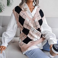 F00078426-203 Preppy Mode, Argyle Vest, Sleeveless Outfit, Estilo Preppy, College Fashion, Knit Vest, Knitted Tank Top, Cozy Knits, Amelie