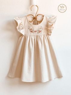 Delicate linen dress for girl, hand embroidered dress with floral design. Ideal for a special occasion or to enjoy it at any time of the day. Baby dress and children's dress made of soft and fresh fabric for Spring Summer, cream-colored linen with embroidery in pure cotton thread in neutral tones. Girls Linen Dress, Toddler Formal Dresses, Toddler Dress Up, Baby Dress Embroidery, Hand Embroidered Dress, Girls Dresses Sewing, Kids Dress Wear, Baby Dress Design