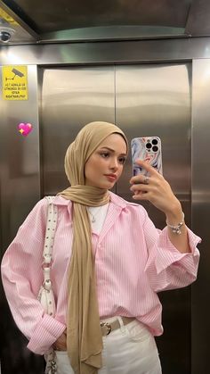 Viscose Outfit, Casual Denim Outfits, Elegantes Outfit Damen, Hijab Fashion Summer, Stile Casual Chic, Stylish Outfits Casual, Hijab Summer, Estilo Hijab, Stile Hijab