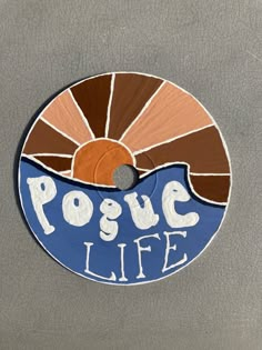 a sign on the side of a building that says posue life