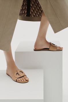 Dior Fall 2020, Fashion Designers Names, Shoo Shoo, Dior Slides, Gucci Slippers, Slides Outfit, Brown Accessories, French Fashion Designers