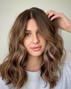 Light Warm Brown Hair with Creamy Highlights Warm Light Brown Hair, Mousy Brown Hair, Light Brown Balayage, Brown Hair Inspiration, Warm Brown Hair, Rambut Brunette, Dip Dye Hair, Medium Brown Hair, Brown Hair Inspo