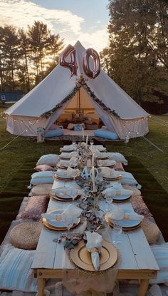 christmas dinner ideas Picknick Table Decorations, Pillow Seating Floor Party, Luxury Picnic Birthday Party, Boho Picnic Party Low Tables Diy, Backyard Tent Birthday Party, Teepee Picnic Party, Boho Tent Birthday Party, Boho Birthday Picnic, Outdoor Tent Birthday Party Decoration