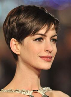 Anne Hathaway Short Hair, Best Short Haircuts, Short Bob Haircuts, Penteado Cabelo Curto, Haircuts For Fine Hair, Short Hair Haircuts