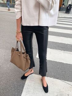 Casual Chique Stijl, Minimalist Moda, Black Leather Pants, 가을 패션, Looks Style, Mode Inspiration, Work Fashion, Parisian Style