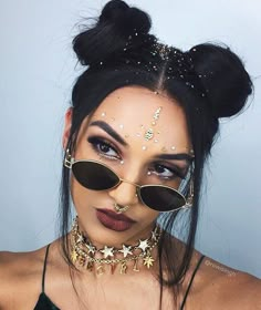 Hair and make up Coachella Make-up, Electro Festival Outfit, Festival Hair Trends, Hippie Makeup, Coachella Hair, Coachella Makeup, Glitter Roots, Festival Makeup Rave, Boho Makeup