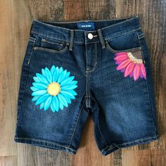 Hand Painted Old Navy Denim Shorts. Turquoise And Pink Daisies. Size 10 Regular. New. Playful Denim Blue Jeans For Summer, Playful Blue Jean Shorts For Spring, Playful Blue Jeans For Spring, Cute Blue Short Jeans, Cute Short Blue Jeans, Diy Clothes Jeans, Painted Shorts, Pink Daisies, Painted Clothing