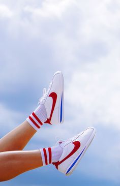 Red, white, and blue Nike shoes the air. Nike Photoshoot, Socks Photoshoot, Concept Sneakers, Socks Photography, Shoe Photography, Shoe Advertising, Shoes Fashion Photography, Shoes Ads, Creative Shoes