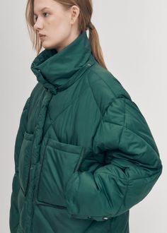 Abrigo largo acolchado verde
¿Te preguntas cómo es llevar un edredón? Con diseño oversize, el abrigo Colorado está confeccionado en tejido acolchado verde relleno con plumón sintético para que sea lo más suave y cálido posible. Te abrigará de la cabeza a los pies cuando lo lleves puesto: el largo y la bufanda complementaria se encargan de que estés bien abrigada. Green Down Puffer Jacket With Padded Collar, Green Waterproof Nylon Puffer Jacket, Emerald Green Coat, Green Nylon Waterproof Puffer Jacket, Green Long-sleeve Puffer Jacket With Pockets, Green Puffer Jacket With Double-lined Hood For Outdoor, New York Winter, Vegan Boots, Green Coat