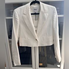 New With Tags White Tailored Cropped Blazer, White Cropped Blazer For Office, White Cropped Formal Outerwear, White Cropped Outerwear For Formal Occasions, Formal White Cropped Outerwear, Zara Fitted Cropped Blazer, Fitted Cropped Zara Blazer, Tailored Cropped White Outerwear, White Tailored Cropped Outerwear