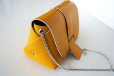 Mini sac billie jaune Leather Bag Tutorial, Sac Diy, Leather Wallet Pattern, Unique Handbag, Small Leather Wallet, Leather Luggage Tags, Handcrafted Bags, Leather Luggage, Leather Bag Women