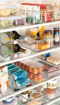 Yes, you can organize your kitchen on a budget with these 40 organization hacks for kitchen cabinets, fridge, pantry, drawers... Desain Pantry Dapur, Kitchen Organization Diy, Apartment Organization, Casa Vintage, Bachelor Pad