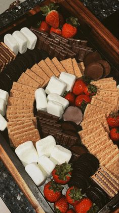 Board night charcuterie board skores board oreos strawberries butter biscuits graham crackers reeses hersheys Bonfire Night Food, Friendsgiving Food Ideas, Smores Maker, Holiday Catering, Board Night, Friendsgiving Food, Biscuits Graham, Butter Biscuits, Birthday Snacks